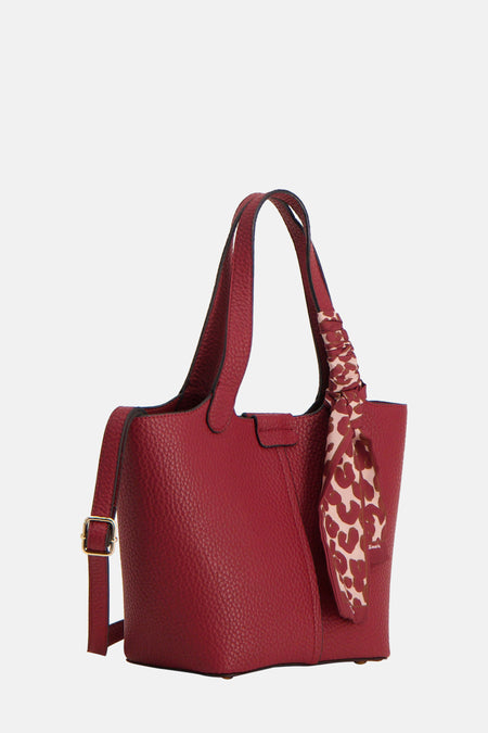 Sac à bandoulière rouge en cuir de TAMARIS avec foulard décoratif à motif animalier.