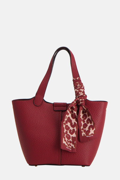 Sac à bandoulière rouge en cuir grainé de TAMARIS avec foulard imprimé léopard sur la anse.

