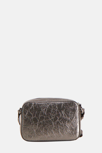 Sac à bandoulière gris de TAMARIS, avec une texture craquelée brillante et une bandoulière réglable.
