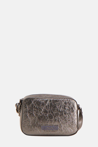 Sac à bandoulière gris de Tamaris avec une texture froissée métallique et une bandoulière fine.
