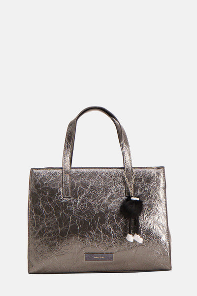 Sac à main gris par TAMARIS avec effet craquelé et breloque décorative chaîne et pompon.