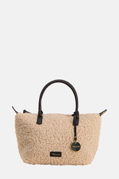 Sac à main écru en fausse fourrure de TAMARIS avec anses noires et breloque décorative.
