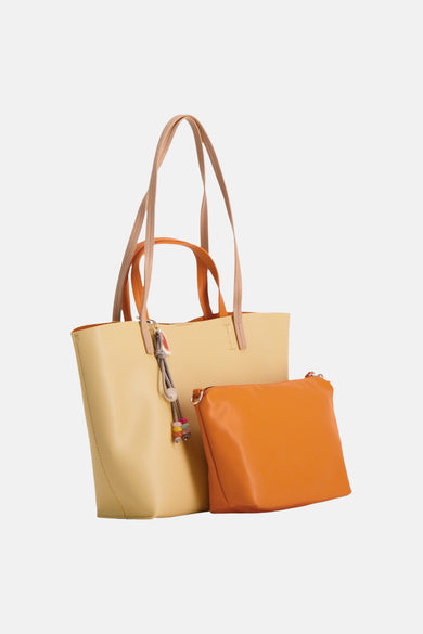 Gele handtas van TAMARIS, met een bijpassend oranje etui en een decoratieve bedel.