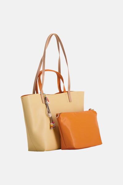Gele handtas van TAMARIS, met een bijpassend oranje etui en een decoratieve bedel.