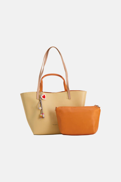 Gele handtas van TAMARIS, met beige schouderbanden en decoratieve hart- en kleurrijke pareldetails.
