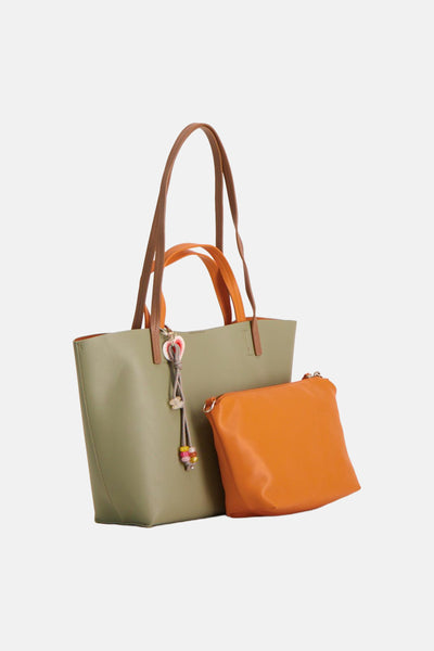 Sac à main vert par TAMARIS avec un sac à main orange assorti et un breloque décoratif.