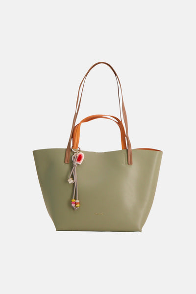 Sac à main vert de TAMARIS avec des anses marron clair et un porte-clés décoratif en forme de cœur.