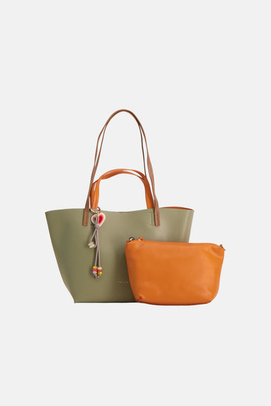 Sac à main vert by Tamaris avec une pochette orange et un charm décoratif en forme de cœur.