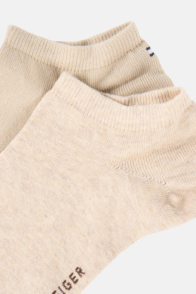 Chaussettes beiges en maille côtelée de Tommy Jeans, avec détail de logo discret sur la bordure.