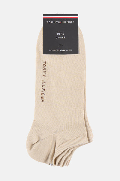 Chaussettes beiges de TOMMY JEANS, avec le logo de la marque imprimé verticalement sur le côté.