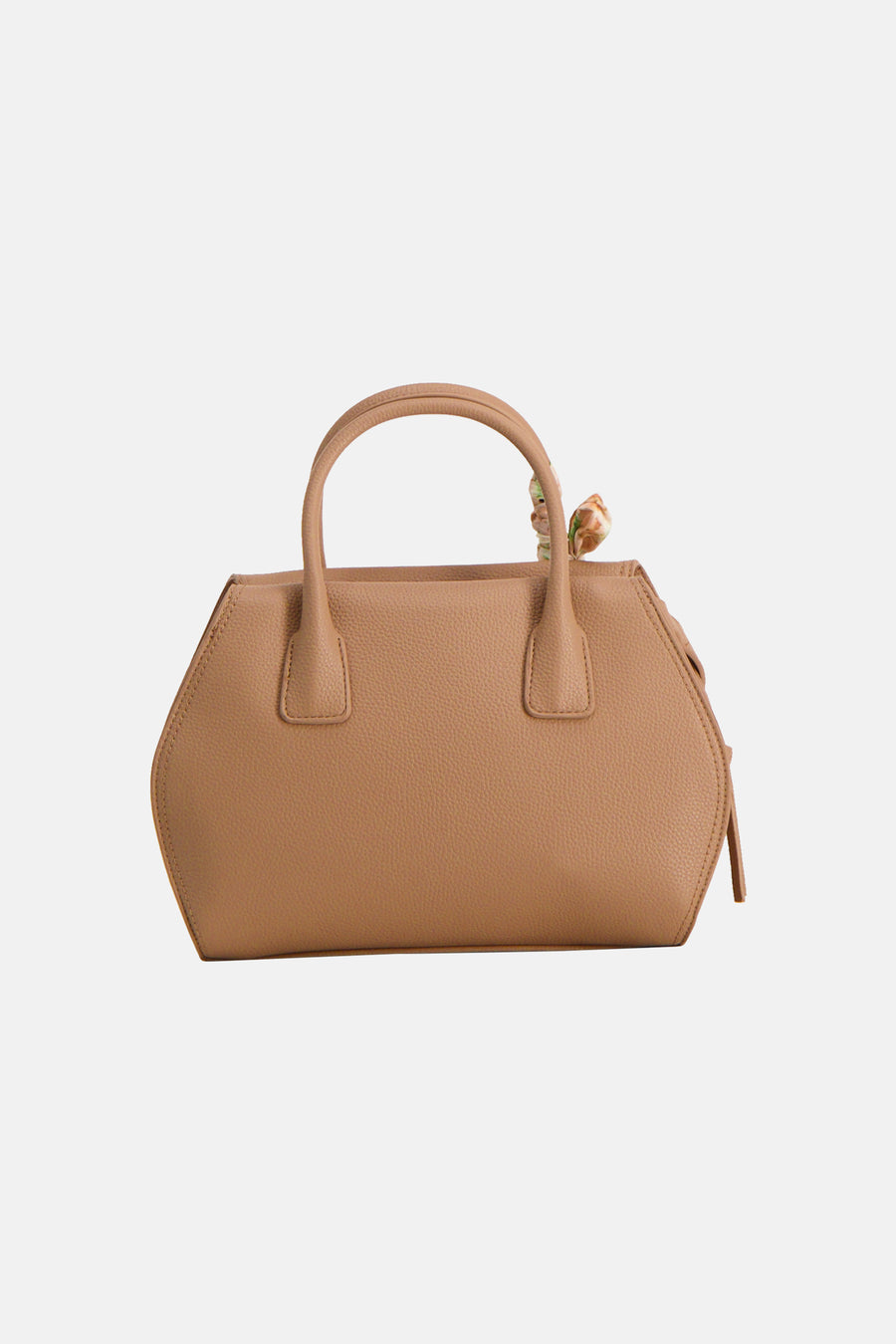 Sac à main marron texturé de TAMARIS, avec une poignée arrondie et un foulard noué décoratif.
