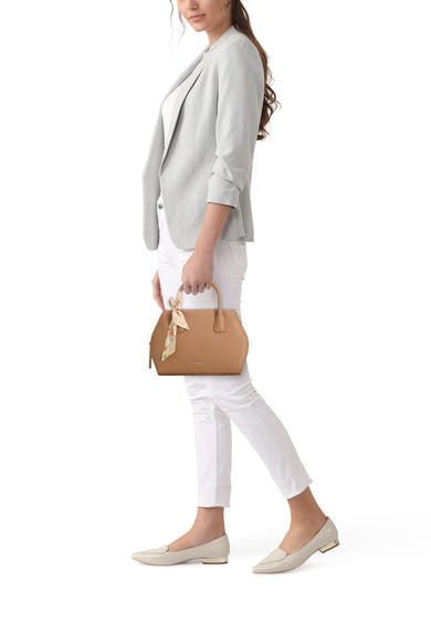 Sac à main brun de TAMARIS, avec un foulard noué à la poignée, porté avec un blazer gris et un pantalon blanc.