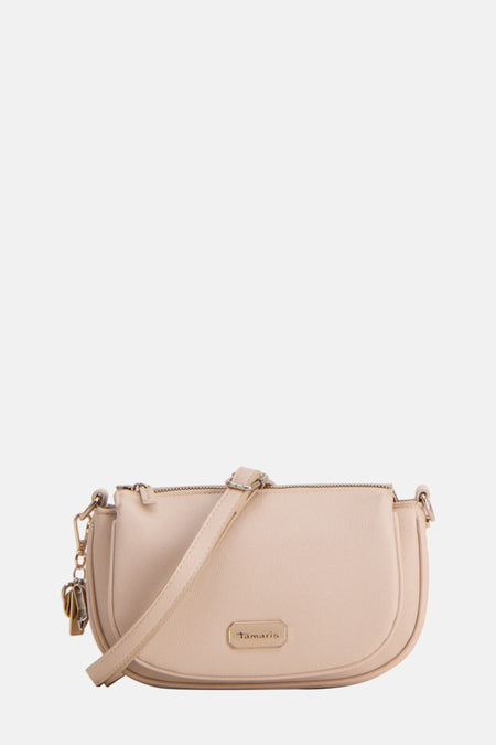 Beige tas van TAMARIS, gedragen met een witte broek en transparente sandalen.