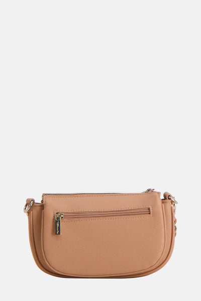 Sac à main marron de TAMARIS, avec une fermeture éclair visible et une bandoulière chaîne décorative.