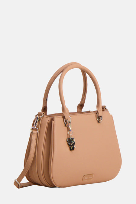 Beige Tamaris tas, gedragen met een witte blouse en een hoge taille broek.