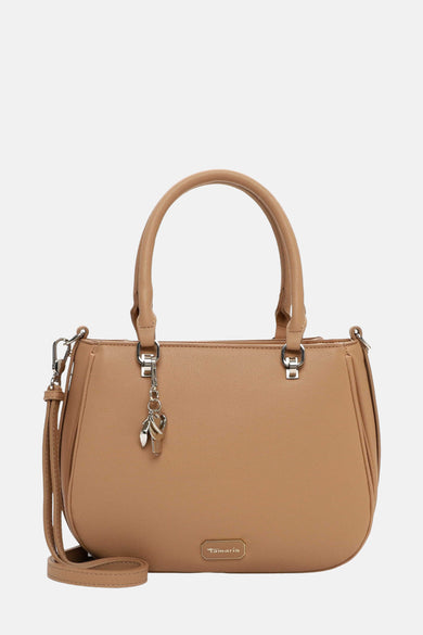 Sac à main beige de TAMARIS avec bandoulière amovible et breloque décorative argentée.