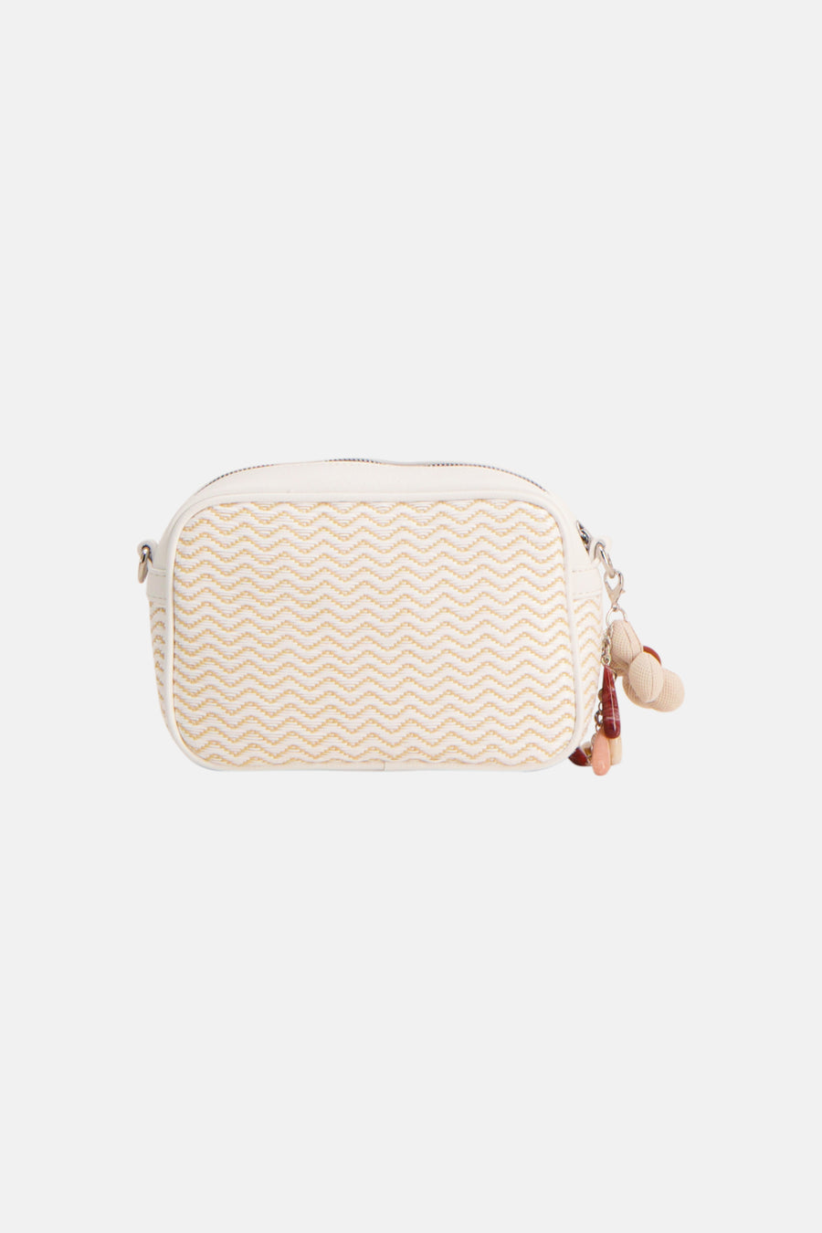 Sac à main blanc de TAMARIS, avec motif zigzag tissé et breloque décorative.
