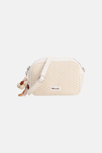 Witte handtas van TAMARIS, in de hand gedragen, met bedeldetail, en gedragen met een zwarte broek en trui.
