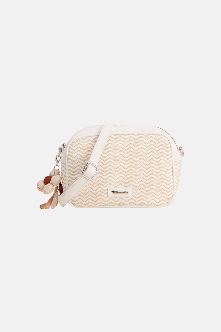 Witte handtas van TAMARIS, in de hand gedragen, met bedeldetail, en gedragen met een zwarte broek en trui.