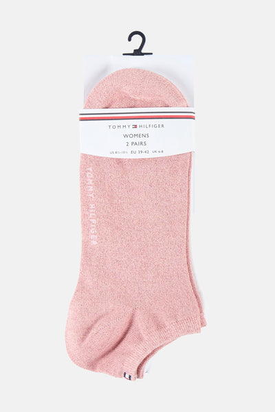 Chaussettes roses pour femmes de TOMMY JEANS, avec une texture tricotée et le logo sur le côté.