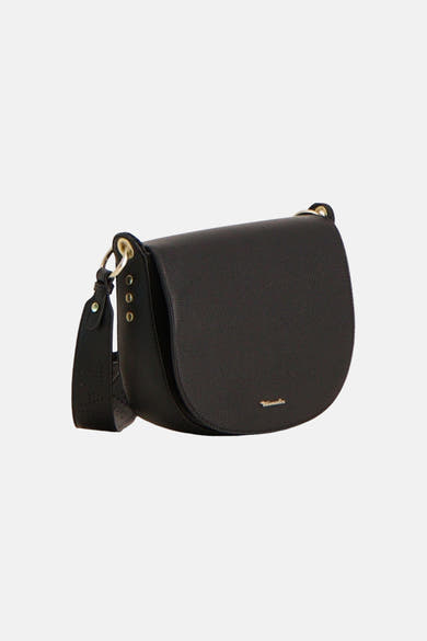 Sac à main noir par TAMARIS, avec une texture grainée et une bandoulière réglable.
