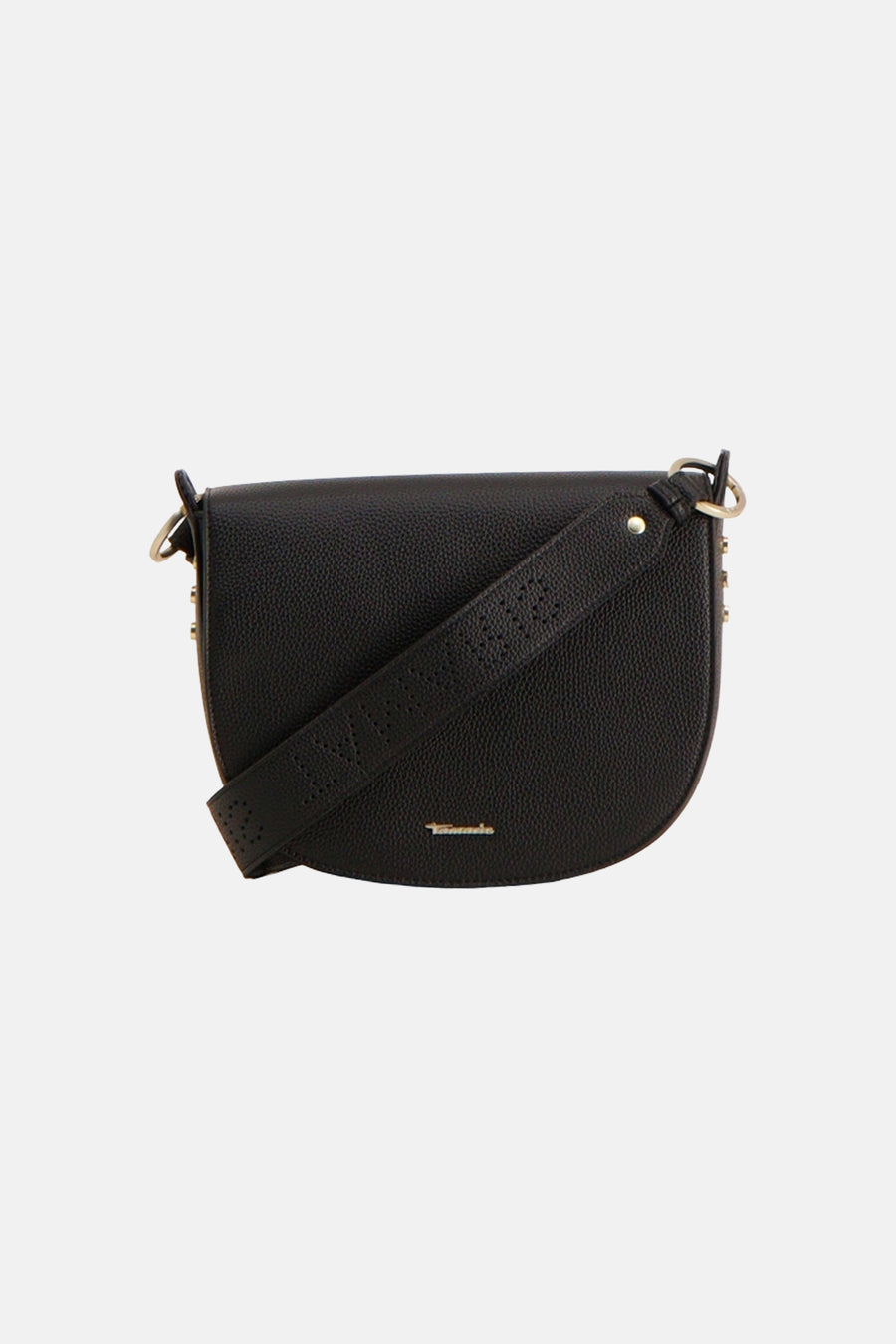 Zwarte leren handtas van TAMARIS, gedragen met een witte blouse en een beige broek met bijpassende hakken.