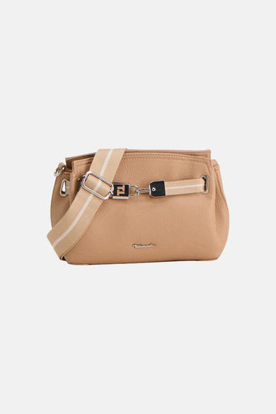 Beige handtas van TAMARIS, met gestreepte schouderriem en zilverkleurige gespsluiting, gedragen met een zwarte broek.