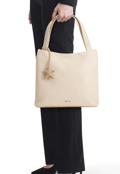 Beige handtas van TAMARIS, met een zeesterbedel en getextureerde details.