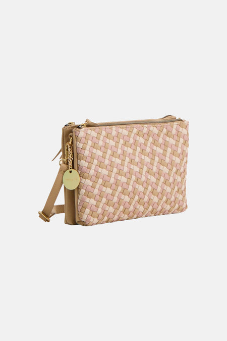 Sac à main multicolore de TAMARIS tressé rose et beige avec une breloque dorée et une bandoulière.