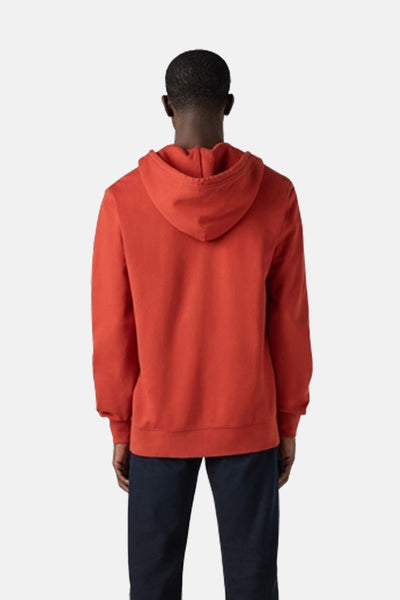 Rode hoodie van Levi's®, van achteren gezien, gedragen met een marineblauwe broek.