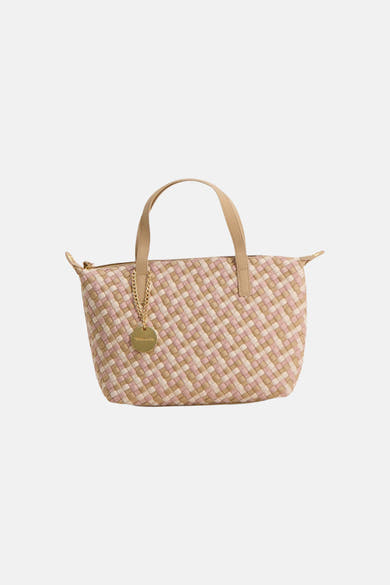 Sac à main tressé multicolore beige et rose pâle de TAMARIS, avec une chaîne dorée et un charm rond.