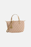 Sac à main tressé multicolore de TAMARIS, motif à carreaux, avec poignées et bandoulière beiges et un charm doré.