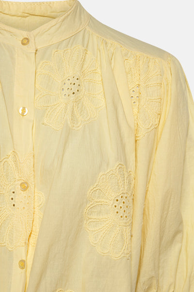 Chemisier jaune à manches longues de Terra di Siena avec broderies florales et patte de boutonnage.