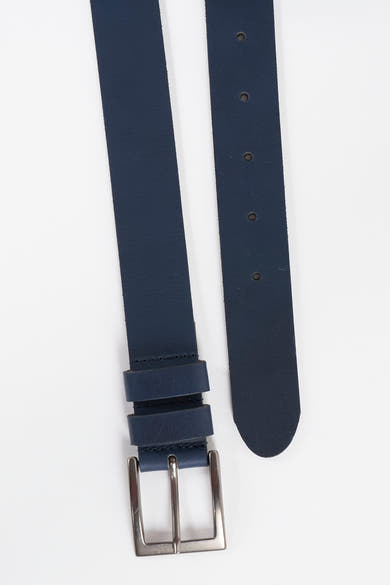 Ceinture bleue par Petrol Industries® en cuir, avec boucle argentée et trous de réglage.