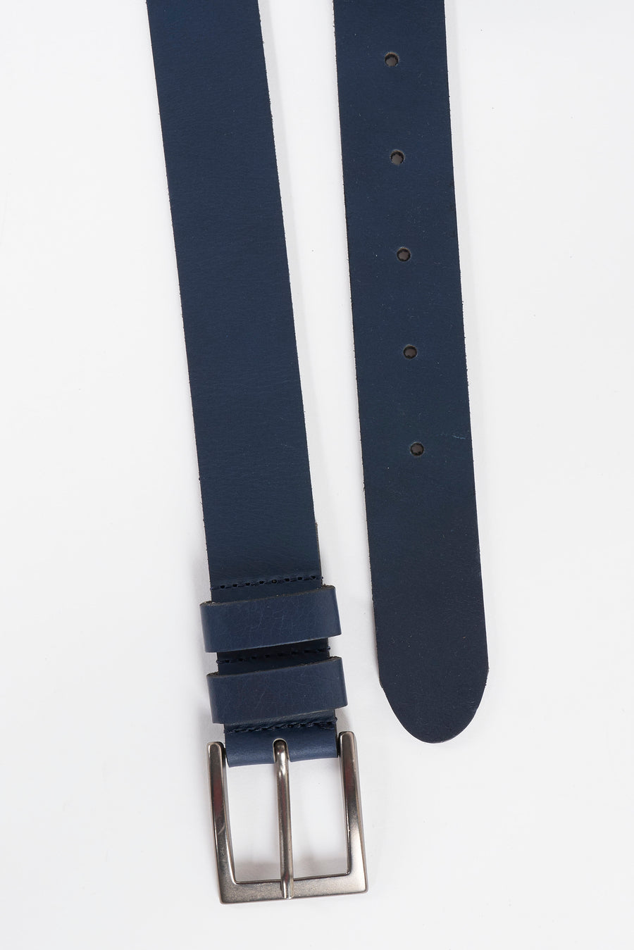 Ceinture bleue par Petrol Industries® en cuir, avec boucle argentée et trous de réglage.