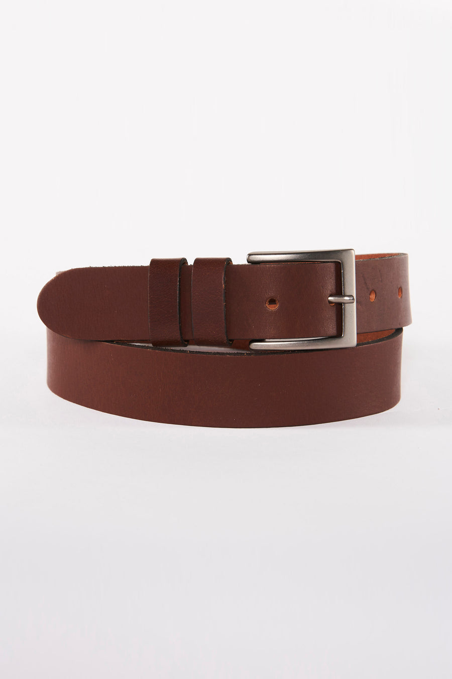 Ceinture marron en cuir de Petrol, avec boucle rectangulaire argentée.