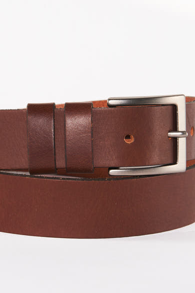 Ceinture marron en cuir de Petrol, avec boucle rectangulaire en métal argenté.