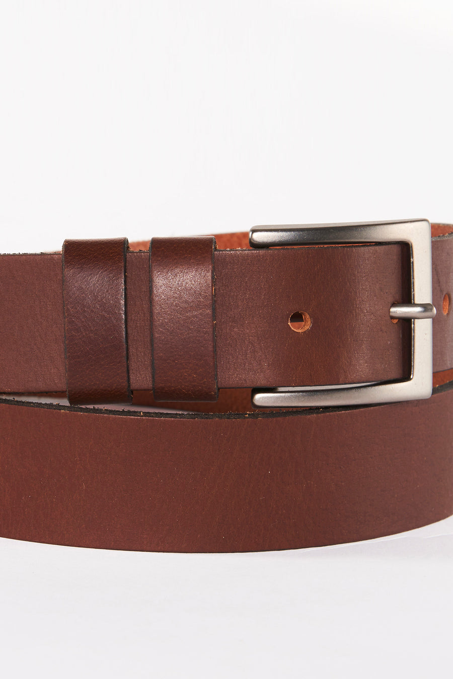 Ceinture marron en cuir de Petrol, avec boucle rectangulaire en métal argenté.