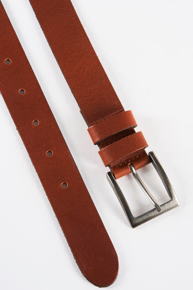 Ceinture marron en cuir de Petrol, avec boucle rectangulaire en métal argenté.