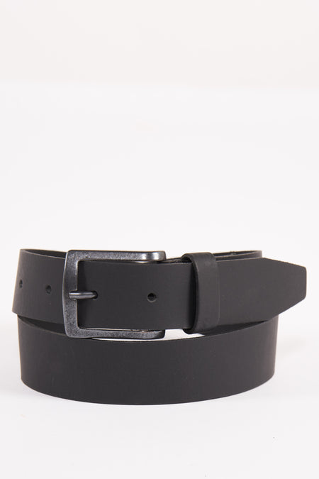 Ceinture noire par Petrol Industries, accessoire en cuir lisse avec boucle en métal vieilli sur fond blanc.