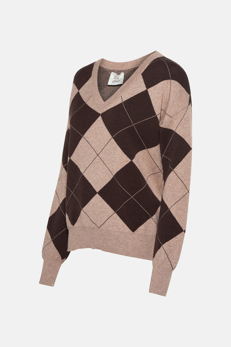 Terra di Siena V-hals trui met bruin en beige ruitpatroon, met een klassiek ruitmotief.