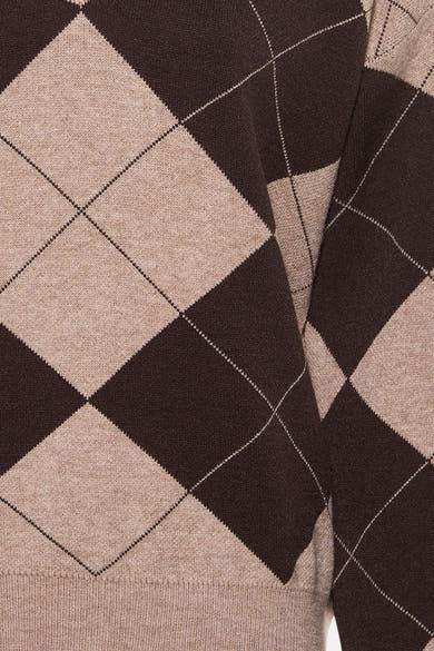 Pull col V en maille de Terra di Siena, motif losanges marron et beige.