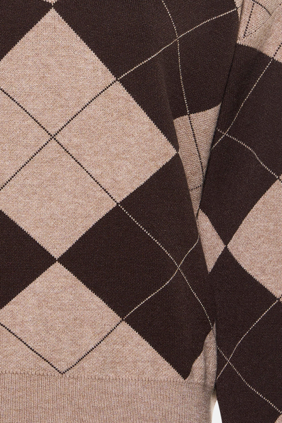 Pull col V en maille de Terra di Siena, motif losanges marron et beige.