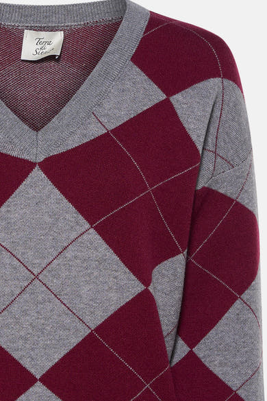 Pull col V en tricot à losanges, de Terra di Siena, avec motif argyle bordeaux et gris.
