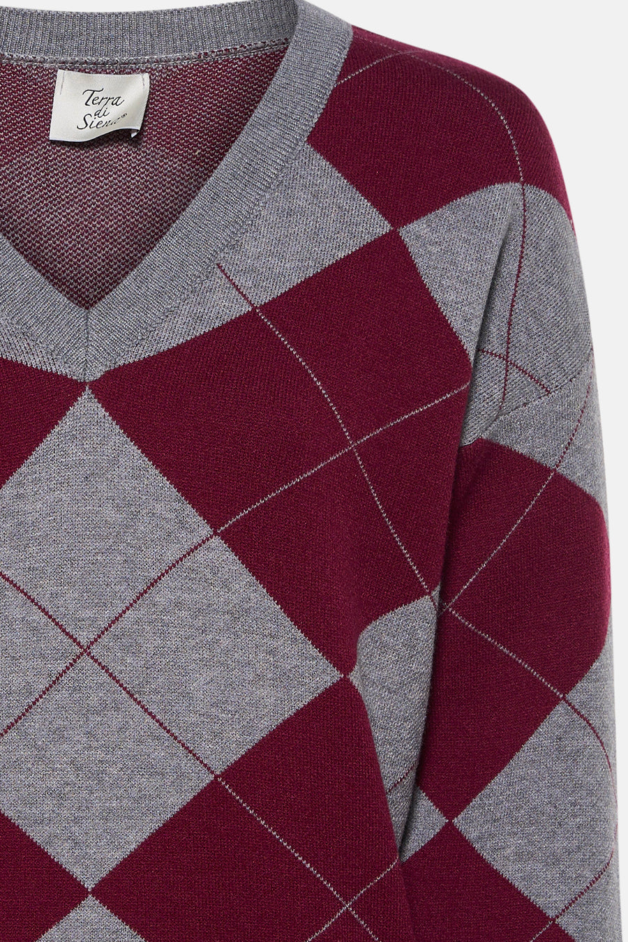 Pull col V en tricot à losanges, de Terra di Siena, avec motif argyle bordeaux et gris.
