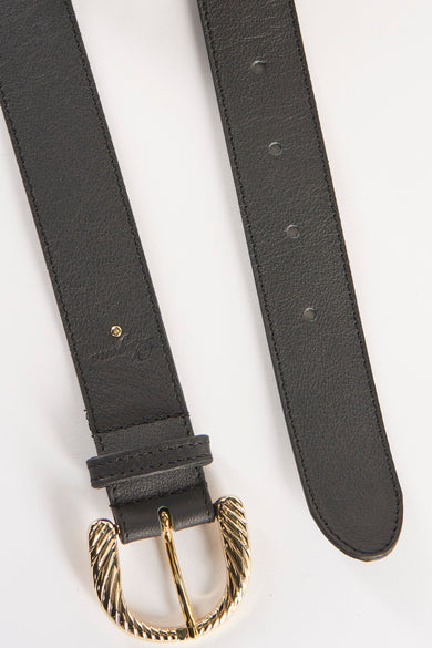 Ceinture noire en cuir Legend, avec boucle dorée texturée, sur un fond blanc.