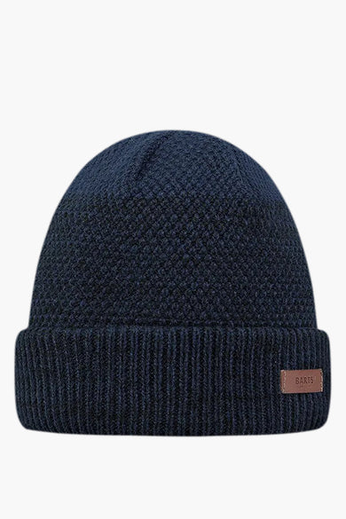 Bonnet bleu marine par BARTS avec texture tricotée et étiquette logo en cuir marron.