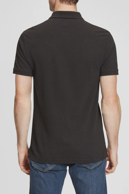 Polo noir à manches courtes de Levi's, vu de dos, porté avec un jean bleu.
