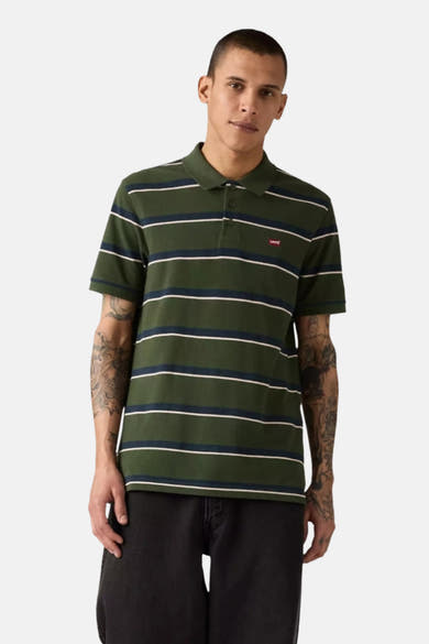 Groen gestreept poloshirt met korte mouwen van Levi's®, met rood logo op de borst en gedragen met een zwarte broek.