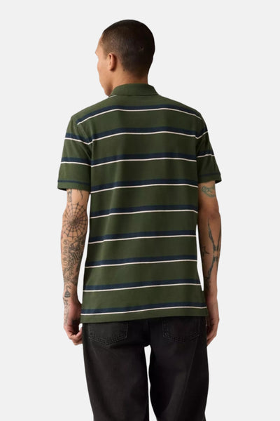 Polo à manches courtes vert par Levi's® avec rayures blanches et marine, vu de dos.